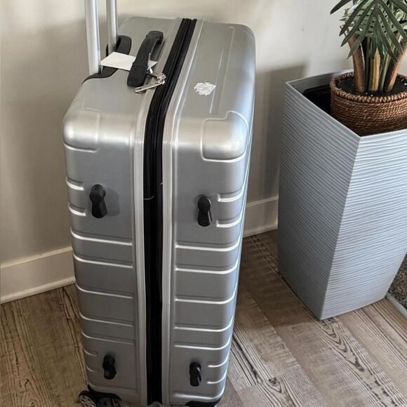 Olympia U.S.A. Apache Expandable Hardside Carry-On Luggage  OLYMPIA USA Lancer 1Piece Expandable Hardside Luggage Set USA 29in  Spinner